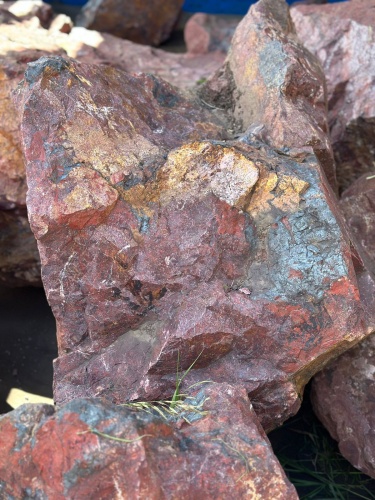 Камни для ландшафтного дизайна красно-фиолетовые 10-60 килограмм купить в Кировской области