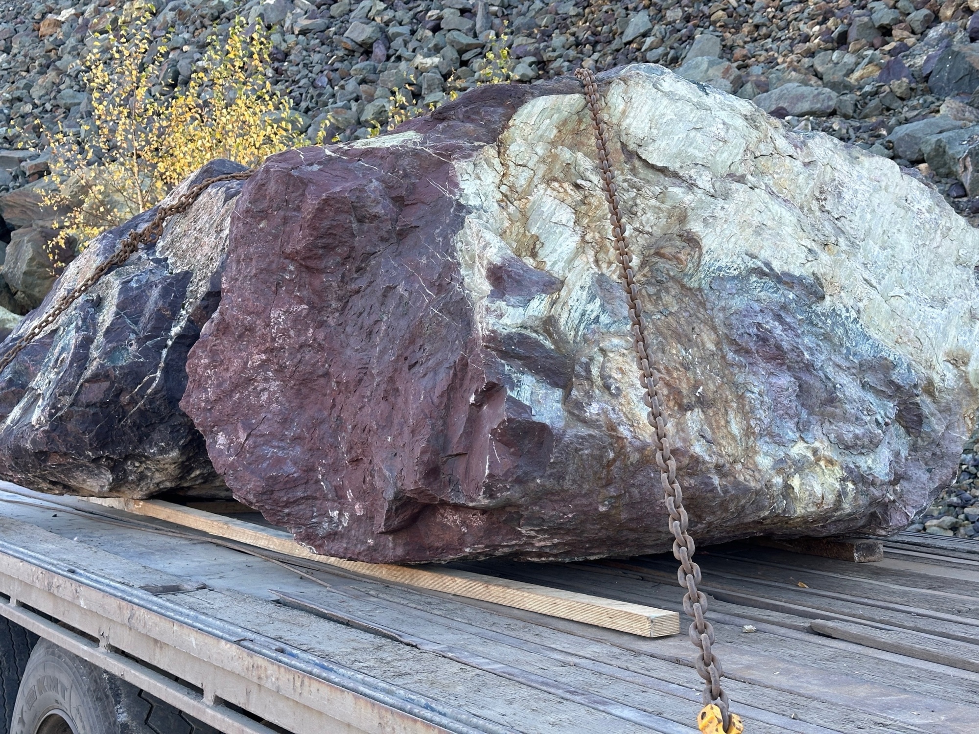 Огромные красно-фиолетовые валуны для ландшафтного дизайна весом более 5 тонн купить в Кировской области