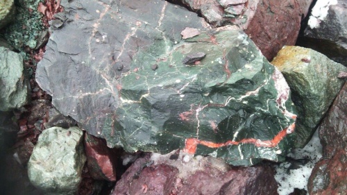 Гигантские зелёные валуны для ландшафтного дизайна весом более 5 тонн купить в Кировской области