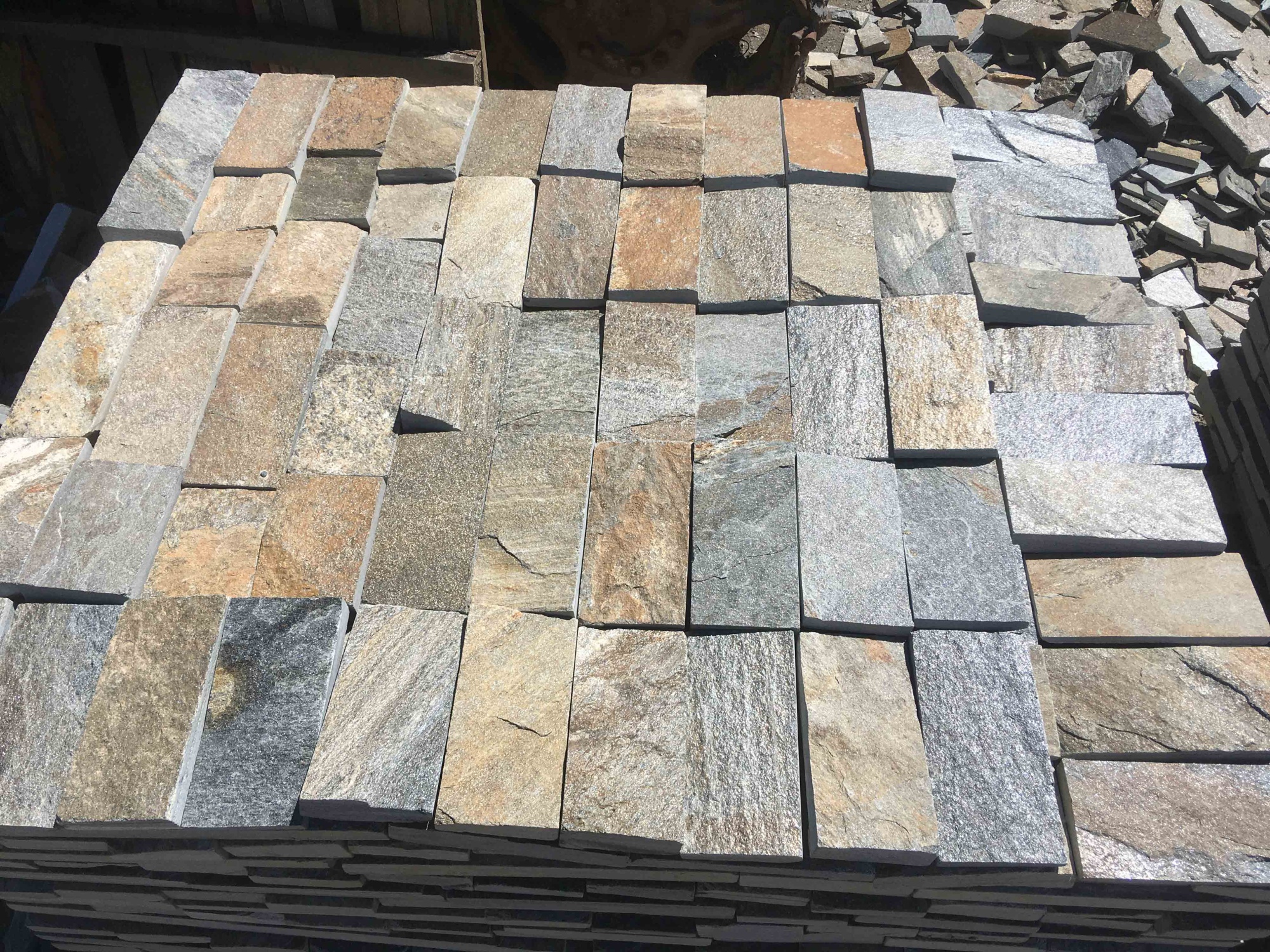 Плитка пилёная златолит Уральский для фасада купить в Кировской области