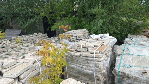 Плитняк галтованный гранитный для ландшафтного дизайна купить в Кировской области