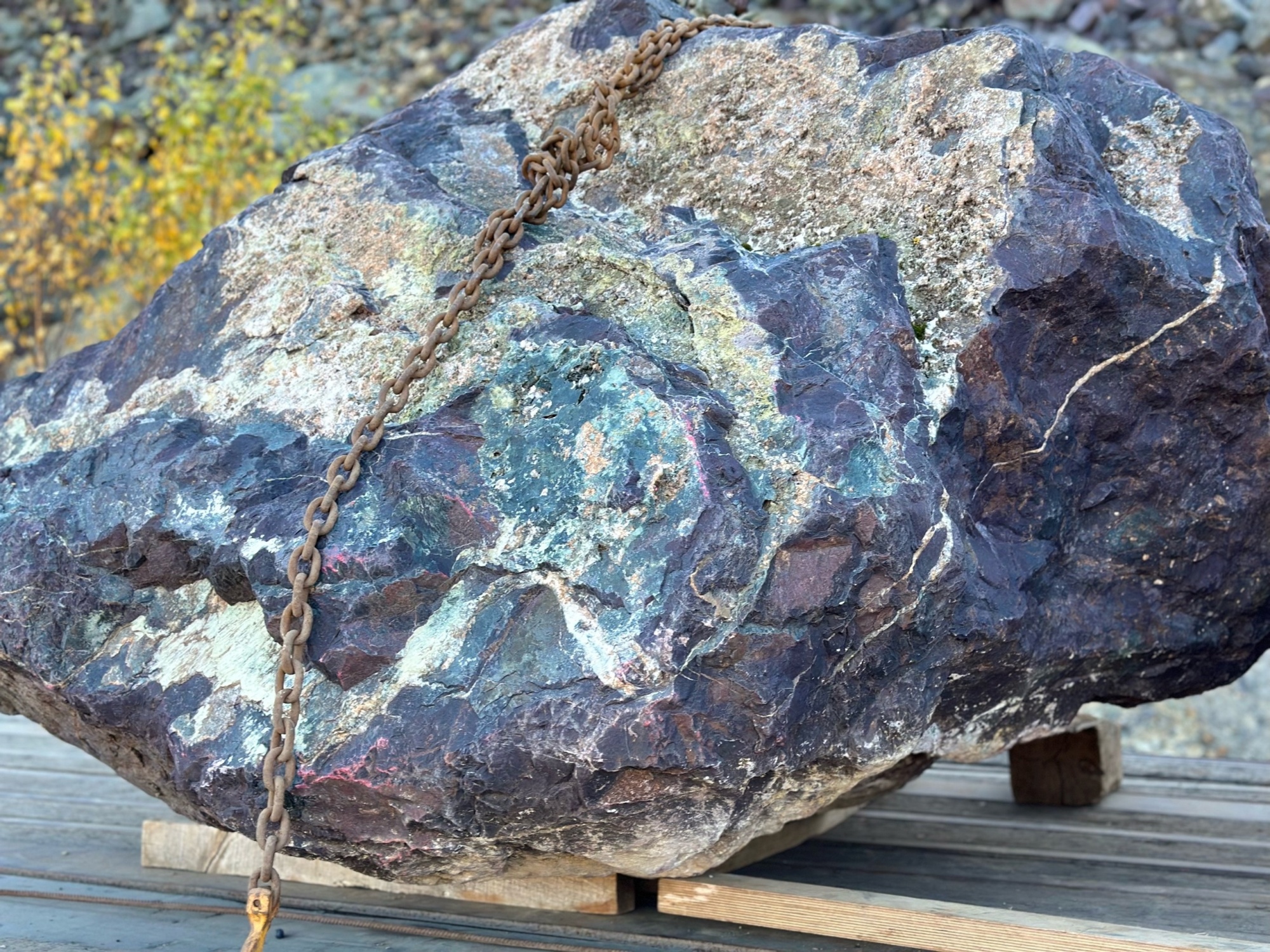 Огромные красно-фиолетовые валуны для ландшафтного дизайна весом более 5 тонн купить в Кировской области