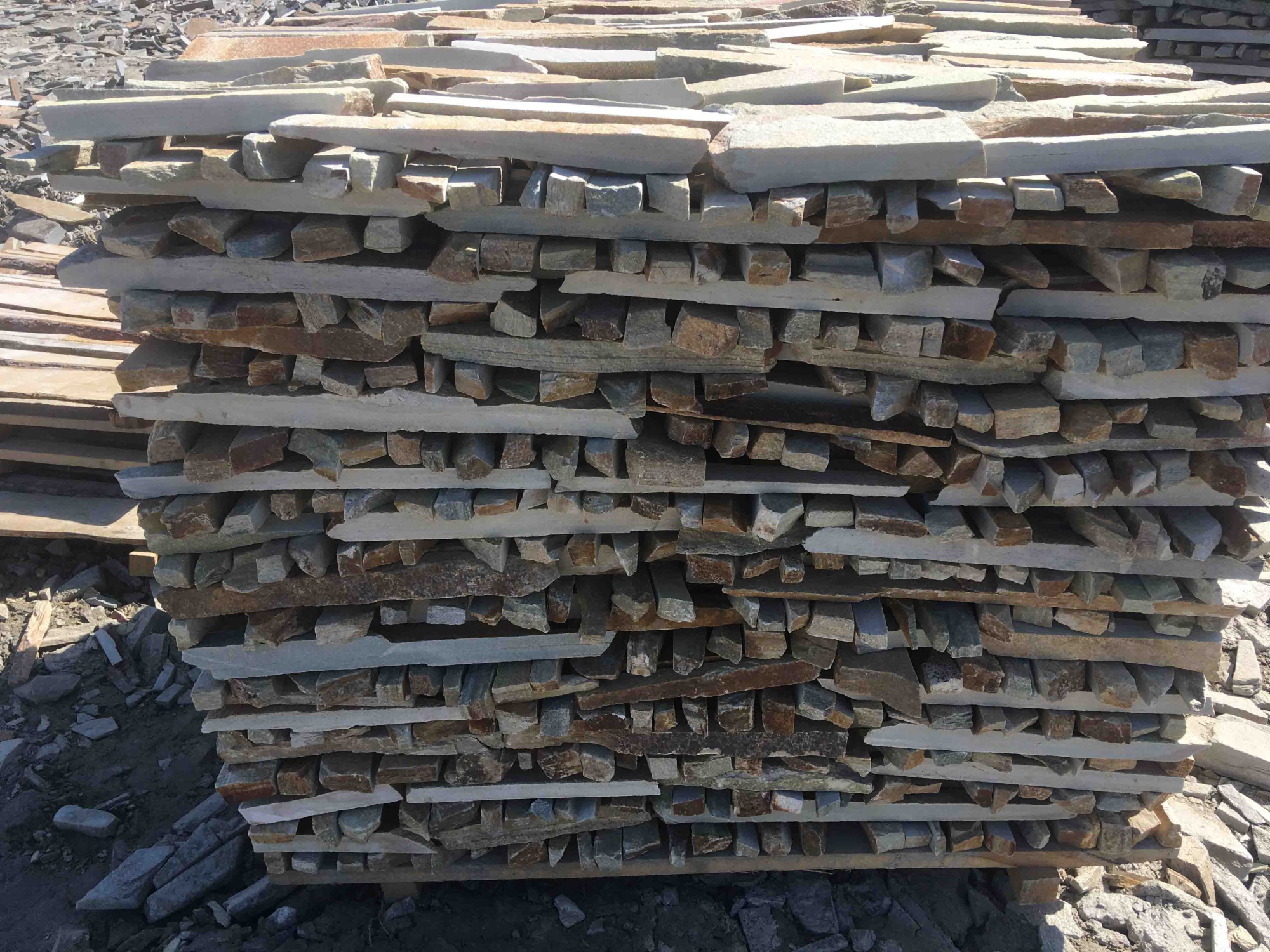 Горбушка златолит золотистый для облицовки купить в Кировской области