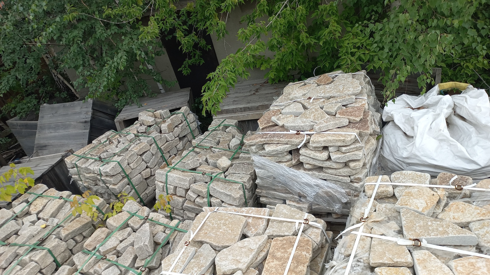 Плитняк гранитный галтованный купить в Кировской области