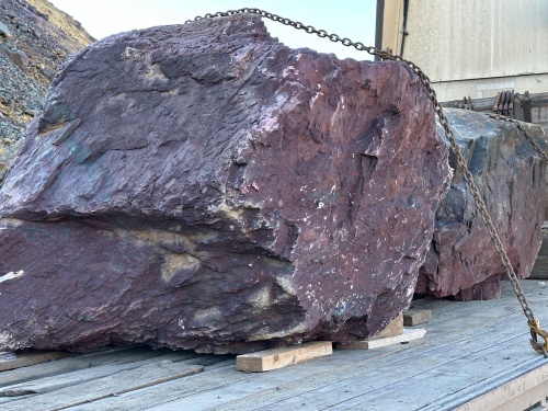 Огромные красно-фиолетовые валуны для ландшафтного дизайна весом более 5 тонн купить в Кировской области