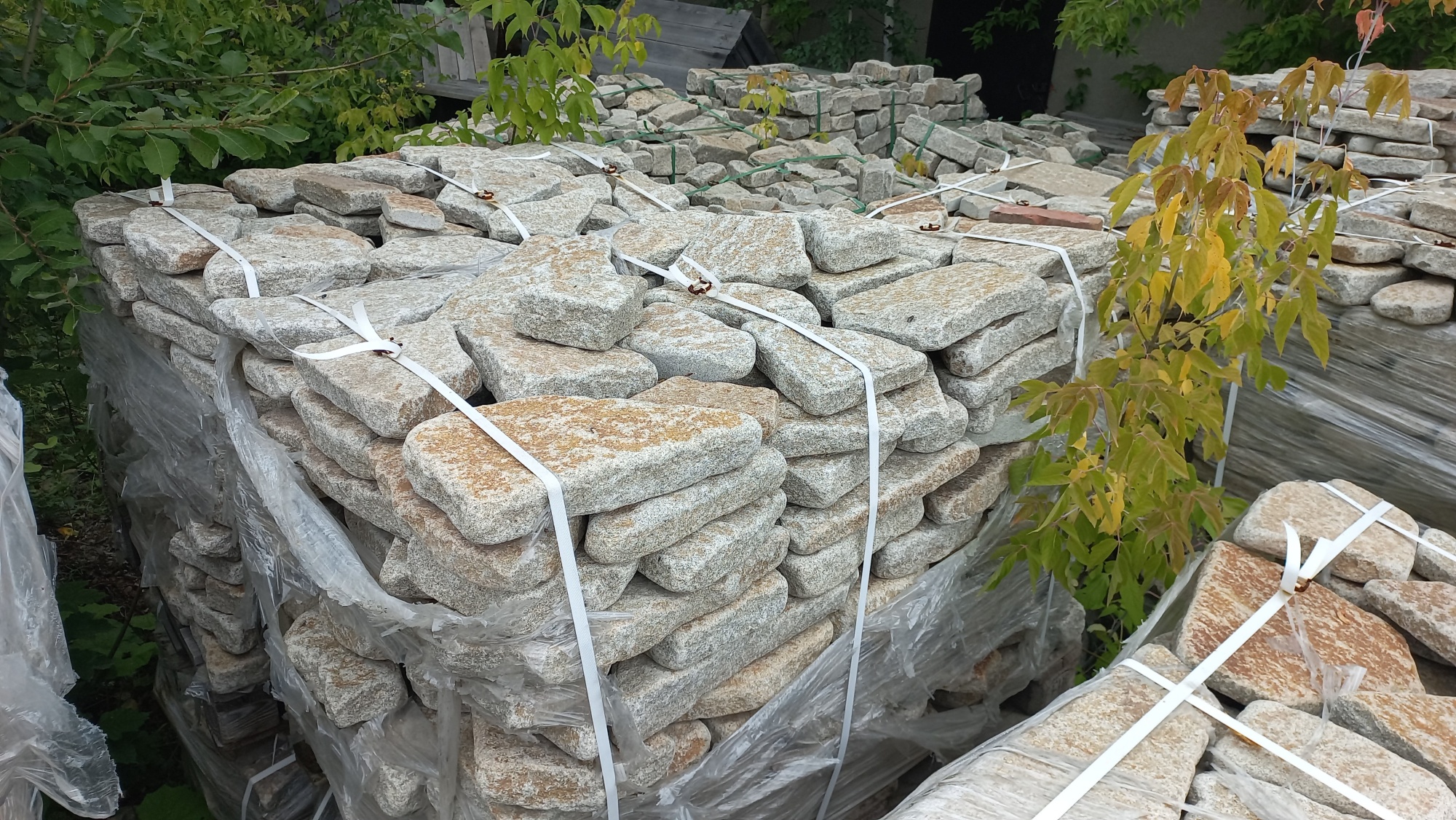 Плитняк галтованный гранитный для ландшафтного дизайна купить в Кировской области