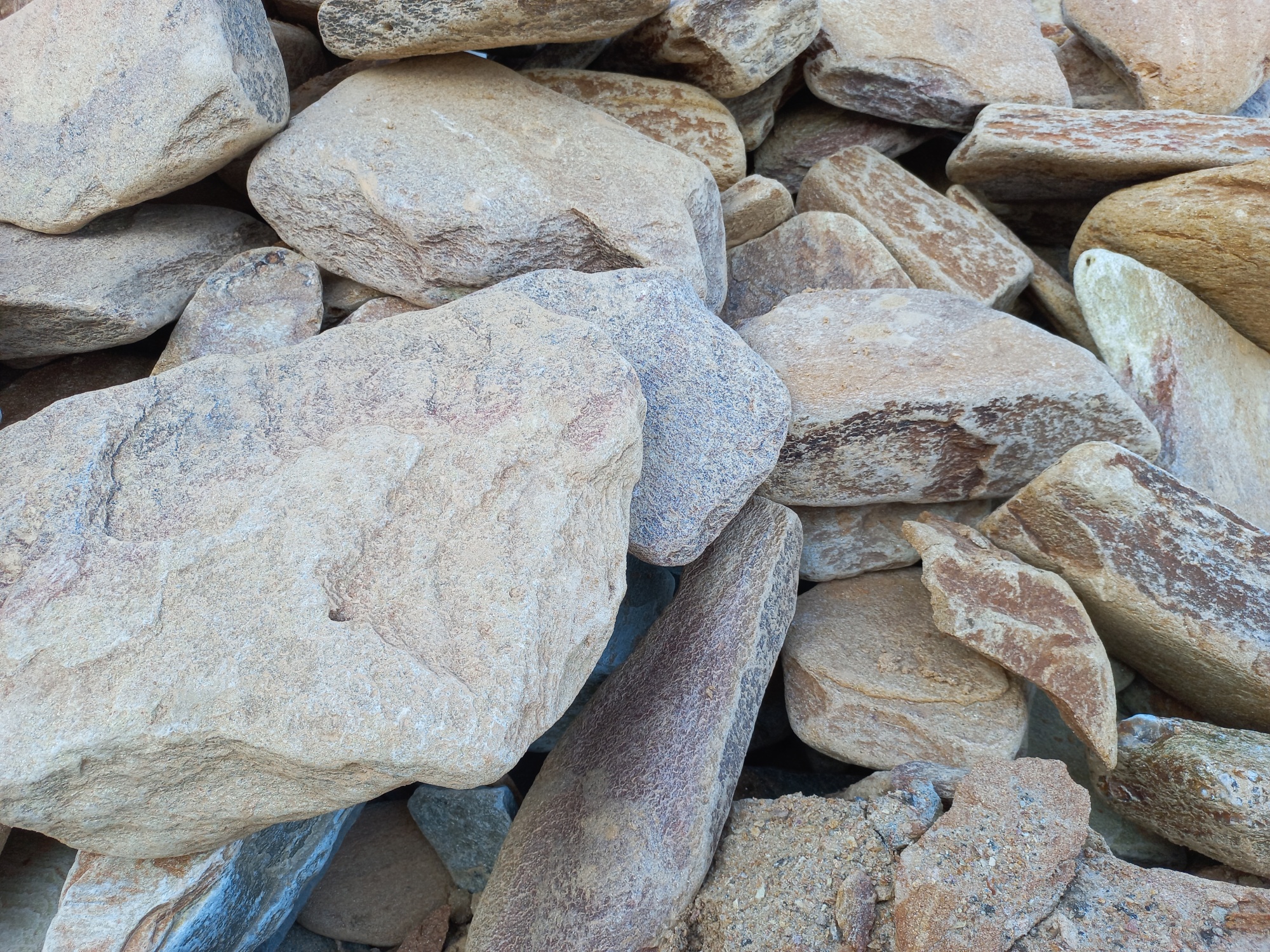 Златолит жёлтый, жёлто-зелёный глыбки и валуны для ланшафтного дизайна купить в Кировской области