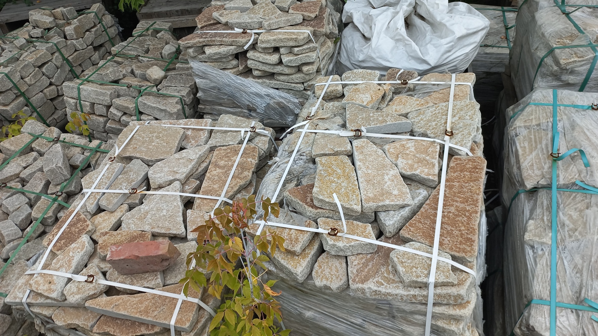 Плитняк гранитный галтованный купить в Кировской области